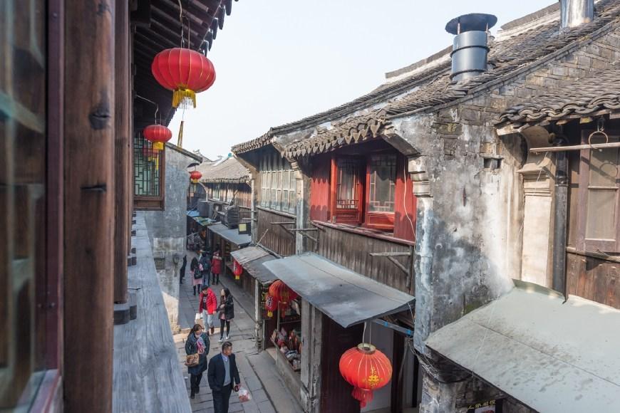 探索蜗牛世界,尽在过十字路口有红绿灯,左侧闯红灯,导致绿灯行驶车辆连撞,而闯红灯车辆却无事最后杨常离开,怎么判责?问答平台!